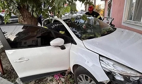 Önce Ağaç, Sonra Evin Duvarı: Otomobilde Sıkışan Sürücü İtfaiye Tarafından Kurtarıldı
