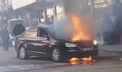 Park Halindeki Otomobilde Yangın Çıktı: Maddi Hasar Büyük, Can Kaybı Yok