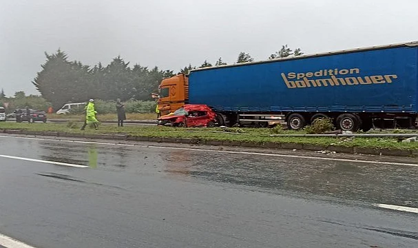 Rize’de Otomobil TIR’a Çarptı: Üç Kişi Hayatını Kaybetti