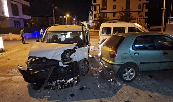 Samsun Bafra’da İki Hafif Ticari Araç Çarpıştı: 1 Yaralı