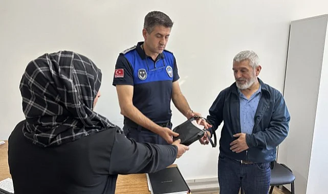 Samsun’da Ayakkabı Boyacısı Bulduğu Parayı Sahibine Teslim Etti