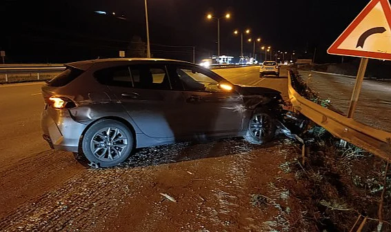Samsun'da Bariyere Çarpan Otomobildeki 1 Kişi Yaralandı 