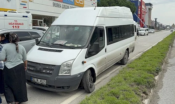 Samsun'da Dolmuş Minibüs Kaldırıma Çarptı: 2 Yaralı