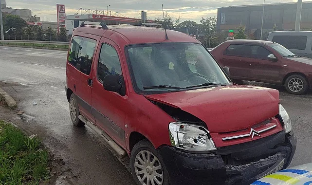 Samsun'da Hafif Ticari Araç Refüje Çıktı: 1 Yaralı