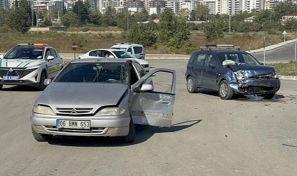 Samsun’da Kavşakta İki Otomobil Çarpıştı: 2 Yaralı