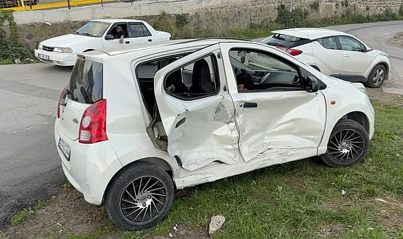 Samsun'da Kavşakta İki Otomobil Çarpıştı: 2 yaralı