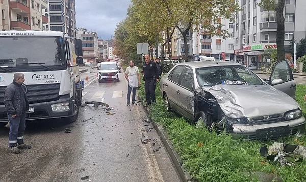 Samsun’da Otomobil Çöp Kamyonuna Çarptı: 1 Yaralı