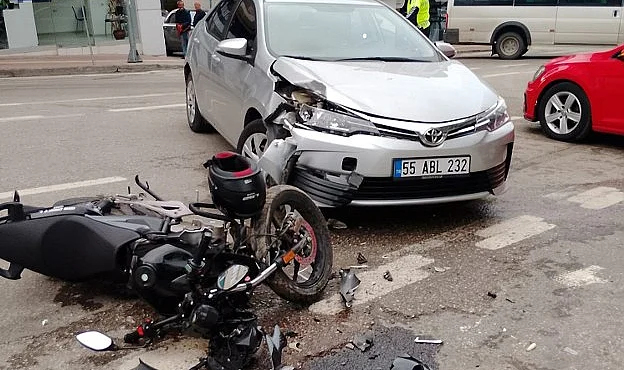 Samsun’da Otomobille Çarpışan Motosikletin Sürücüsü Yaralandı