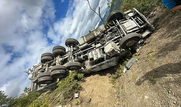 Samsun’da Şarampole Devrilen Kamyonun Sürücüsü Hayatını Kaybetti