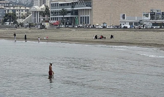 Samsun’da Serin Havaya Rağmen Denize Girenler Dikkat Çekti