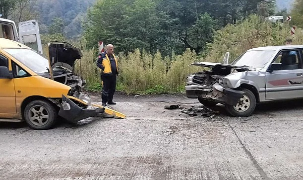 Samsun’da Trafik Kazası: Otomobil ile Hafif Ticari Araç Çarpıştı