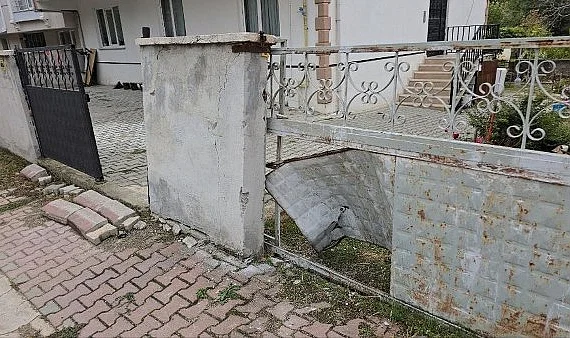 Tedbirsizlik Pahalıya Patladı: Römorklar Evinin Duvarına Çarpan Vatandaş İsyan Etti