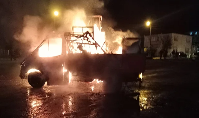 Tekkeköy'de Park Halindeki Otomobil Alevlere Teslim Oldu