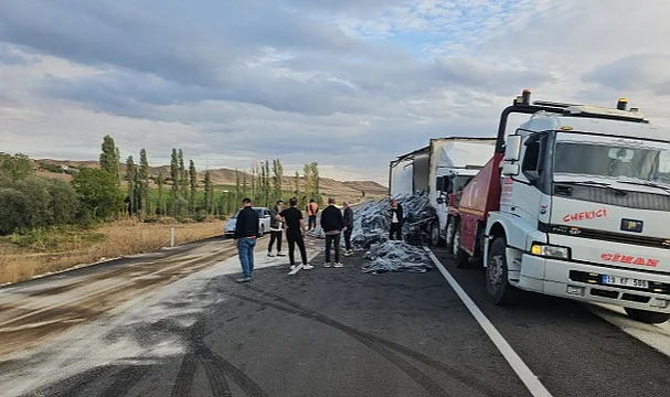 Tekstil Yüklü Kamyon Devrildi: Trafik Bir Süre Aksadı