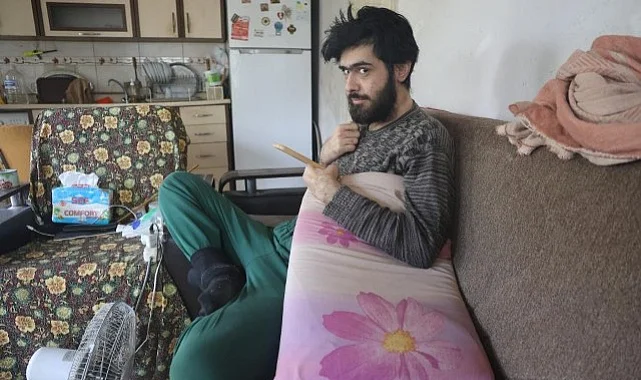 Telefon Bağımlısı Genç 3 Yıldır Evden Çıkmadı: Elimden Gelse Yemek De Yemem
