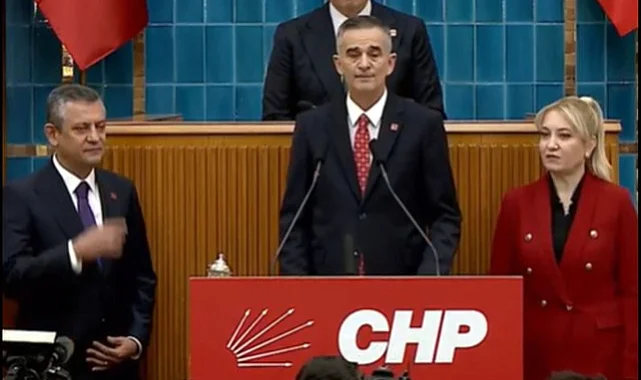 Ümit Dikbayır CHP’ye Katıldı: Rozetini Özgür Özel Taktı