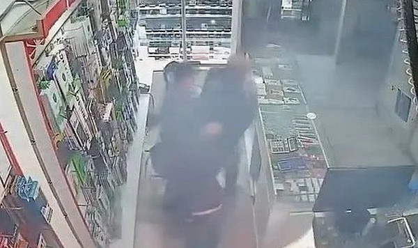 Van'da Dehşet Veren Anlar: Şişmiş Cep Telefonu Bataryası Bomba Gibi Patladı