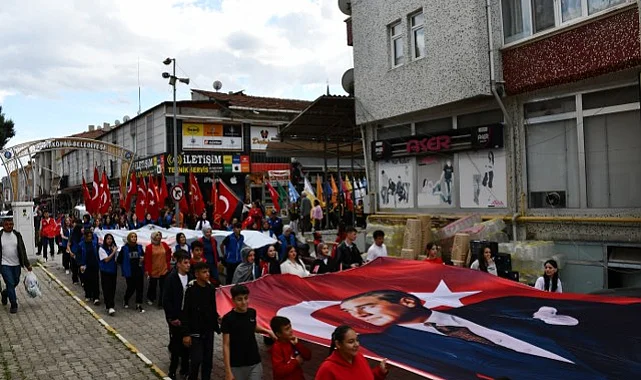 Marşlar Eşliğinde Milli Birlik Ruhu: Vezirköprü'deki 29 Ekim Yürüyüşü