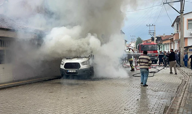 Vezirköprü'de Minibüs Alev Alev Yandı: Yangın Evlere Sıçradı