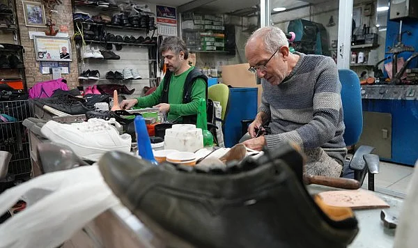Yağışlar Başladı, Ayakkabı Tamircilerinin Yüzü Güldü: İşler Yoğun, Çırak Yok