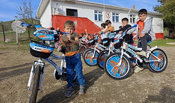 Yakakent'te Gönülleri Isıtan Olay: Eski Bisiklet Görüntüsü, 13 Çocuğa Yeni Bisiklet Getirdi