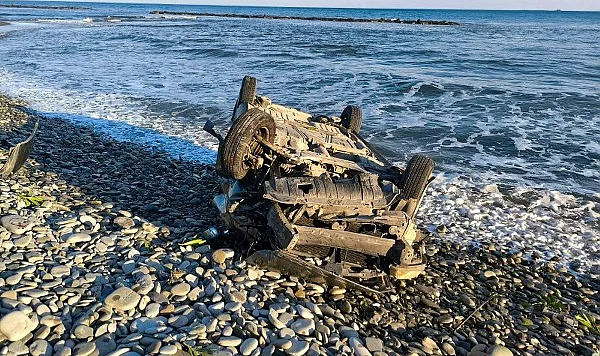 Yakakent'te Otomobil Deniz Kenarına Devrildi: Sürücü Yaralandı