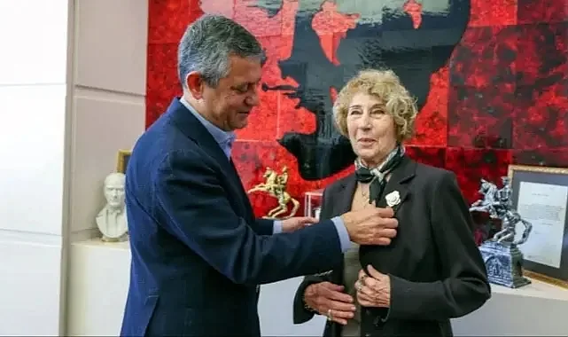 Yazar Ayşe Kulin CHP’ye Katıldı! Rozetini Özgür Özel Taktı