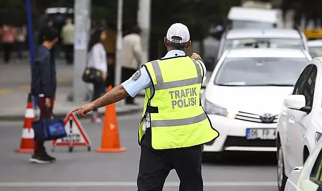 Yeni Trafik Cezaları Yolda: Aracından İnen Sürücüye 180 Bin TL Ceza Kesilecek