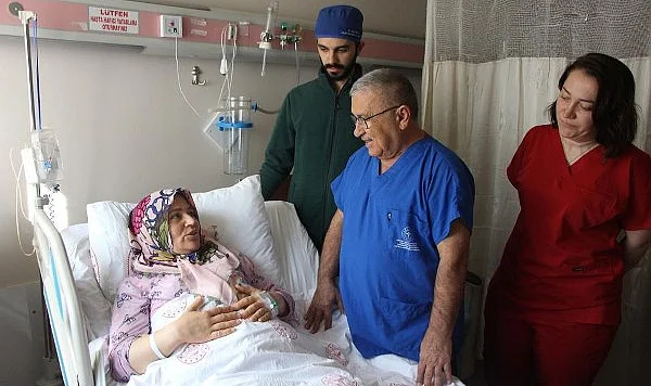 Amasya’da Tıbbi Mucize: Karnı 2 Ayda Büyüyen Kadının Karnından Dev Kitle Çıkarıldı