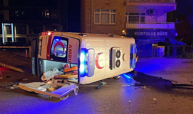 Atakum'da Kaza: Otomobil Ambulansa Çarptı, 5 Kişi Yaralandı
