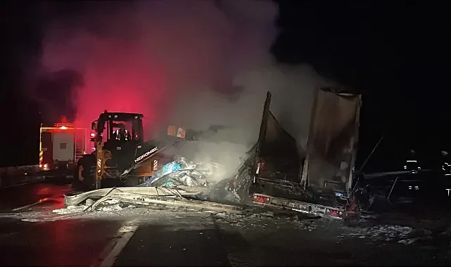 D-100'de Tekstil Yüklü Tır Yandı: Trafik 3 Saat Durdu