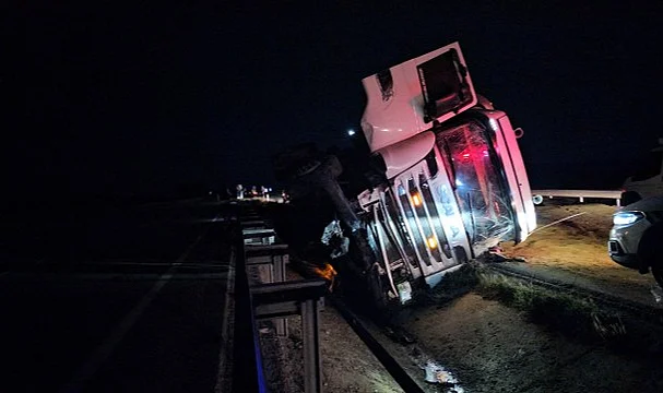 Çorum-Samsun Karayolu'nda Kaza: Devrilen Yem Yüklü Tırın Sürücüsü Yaralandı
