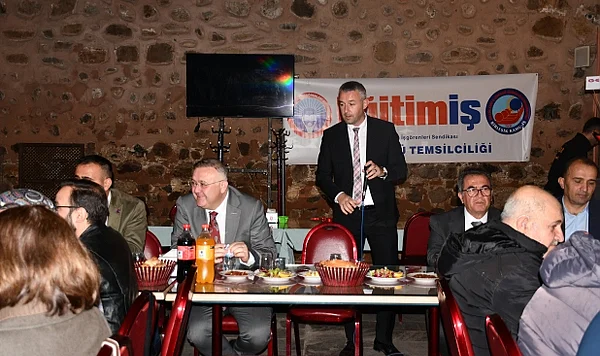 Eğitim-İş Vezirköprü Temsilciliği, Öğretmenler Günü'nü Tarihi Bedesten'de Kutladı