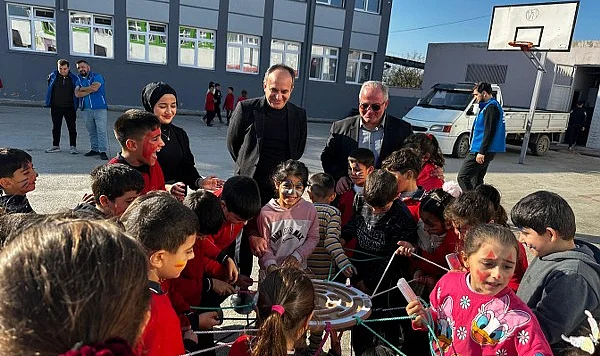 Gönüllü Gençlerden Köy Okulu Öğrencilerine Etkinlik ve Hediyeler