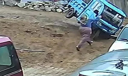 Gümüşhacıköy'de Elektrikli Motosiklet Devrildi: 3 Kişi Hafif Yaralı