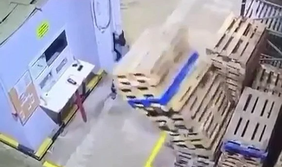 İş Güvenliği İhmali Kamerada: Paletler Devrildi, Çalışan Kıl Payı Kurtuldu