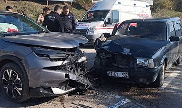Kastamonu'da Kafa Kafaya Çarpışma: 3 Yaralı