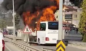 Kocaeli D-100'de Yolcu Otobüsü Alevlere Teslim Oldu: Yeni Bakımdan Çıkan Araç Demir Yığınına Döndü