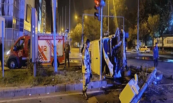Korkutan Kaza: Minibüs Kavşakta Devrildi, 4 Kişi Yaralandı