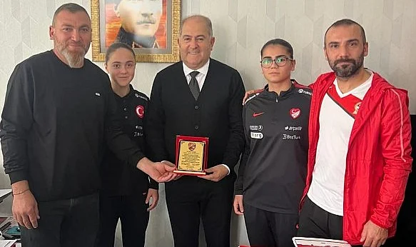 Ladiksporlu Milli Sporcular, UEFA U-17 Başarısı Sonrası Özbulut'u Ziyaret Etti