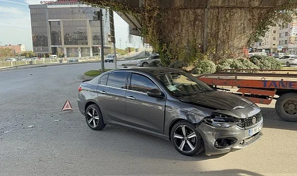 Samsun Canik'te Kavşak Kazası: 2 Otomobil Çarpıştı, 2 Yaralı