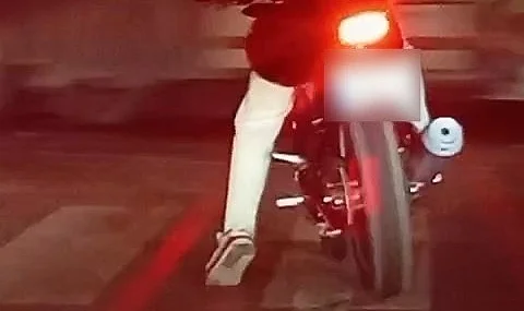 Canik'te Tehlikeli Gösteri: Motosikletli Sürücü Işıklarda Lastik Yaktı