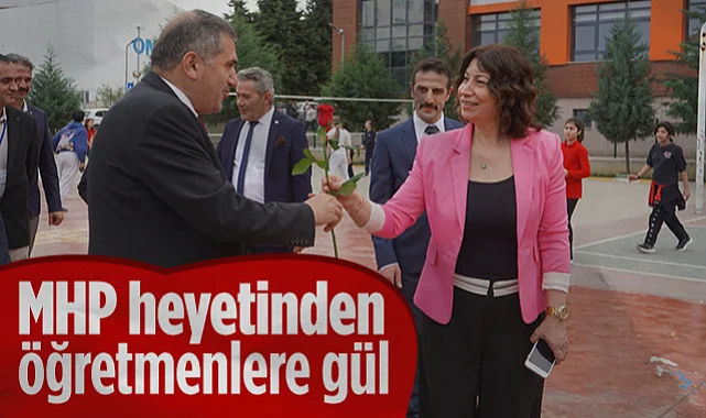 Samsun'da MHP Heyetinden Öğretmenlere Gül