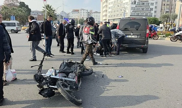 Samsun Cumhuriyet Meydanı Kavşağı'nda Hatalı Dönüş Kazası: 2 Yaralı