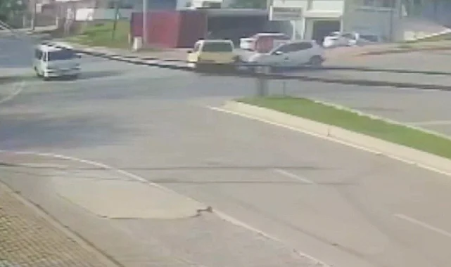 Samsun İlkadım'da 3 Araçlı Kaza Güvenlik Kamerasında