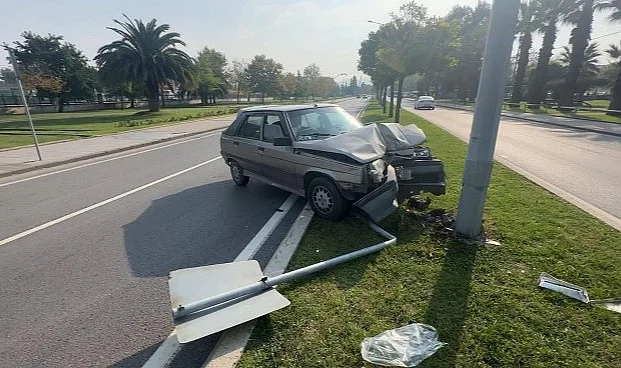 Samsun'da Kaza: Yayaya Çarpmamak İsteyen Sürücü Direğe Vurdu