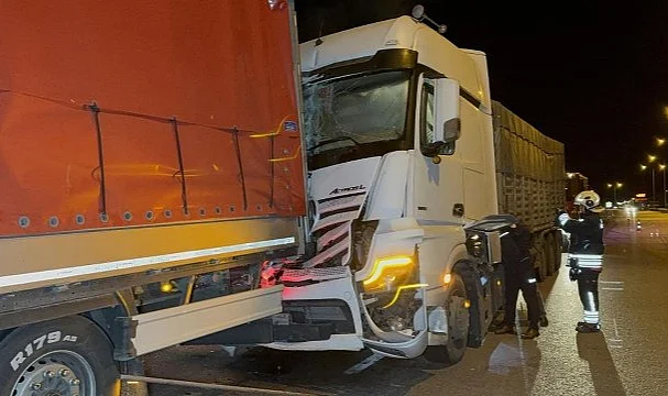 Samsun Kavak'ta Tırlar Çarpıştı: 1 Kişi Yaralandı