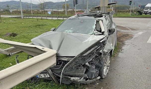Tekkeköy'de Zincirleme Kaza: Otomobil Bariyere Girdi, 3 Yaralı