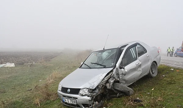 Samsun Vezirköprü'de Yoğun Siste Kaza: 2 Otomobil Çarpıştı, 3 Kişi Yaralandı