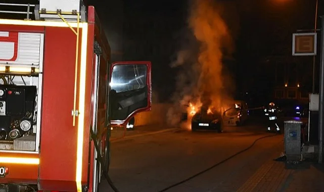 Samsun Vezirköprü'de Park Halindeki Otomobil Yanarak Kül Oldu